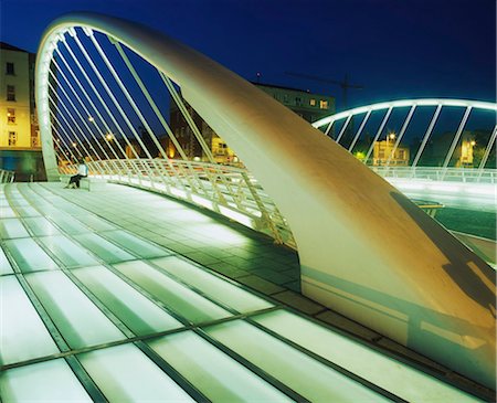 dublin and night - James Joyce Bridge, Dublin, Dublin, Irlande ; Pont conçu par l'architecte espagnol Santiago Calatrava et a ouvert en 2003 Photographie de stock - Rights-Managed, Code: 832-03639701