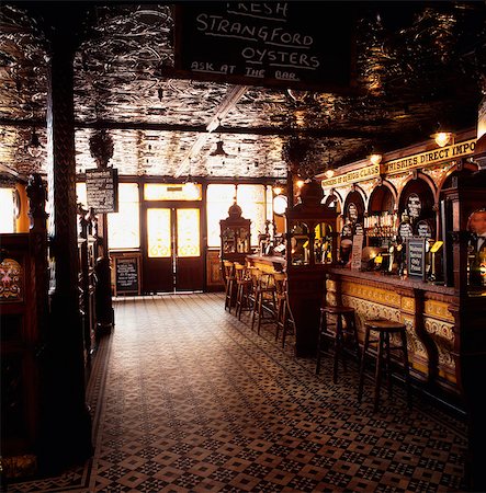 pub - The Crown Bar, Belfast, Ireland Foto de stock - Con derechos protegidos, Código: 832-03639956