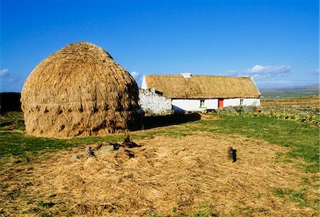 straw house - Near Doolin, Co Clare, Ireland; Traditional Cottage And Hay Foto de stock - Con derechos protegidos, Código: 832-03640185