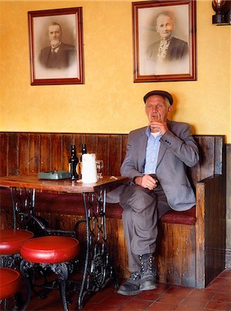 Ireland, Older Man Drinking In A Pub Fotografie stock - Rights-Managed, Codice: 832-03640218