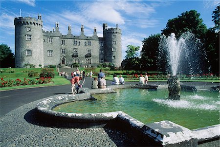 Kilkenny Castle,Co Kilkenny,Ireland;View Of Kilkenny Castle With Gardens And Fountain In Foreground Foto de stock - Con derechos protegidos, Código: 832-03640405