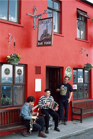 Co Cork,Ireland;Traditional Musicians Outside O'neill's Pub Foto de stock - Con derechos protegidos, Código: 832-03640403