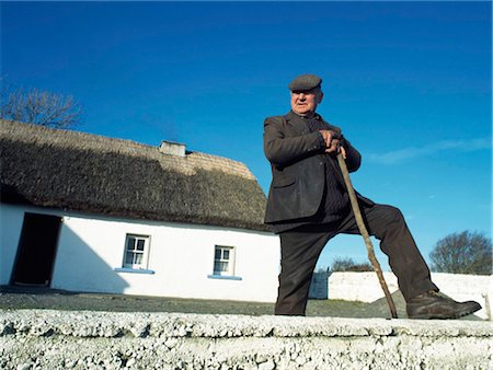 Co Galway,Ireland;Farmer Stands Outside His Thatched Cottage Foto de stock - Con derechos protegidos, Código: 832-03640591