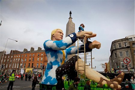 parade dublin - Dublin, Irlande ; Un char de Parade avec un géant homme tenant une petite femme Photographie de stock - Rights-Managed, Code: 832-03640952