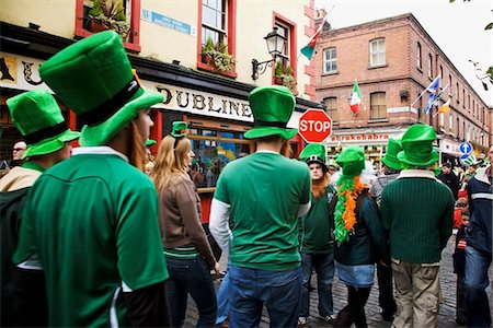 Dublin, Irland; Menschen versammelten sich auf der Straße tragen große grüne Hüte für St. Patrick's Day Stockbilder - Lizenzpflichtiges, Bildnummer: 832-03640966