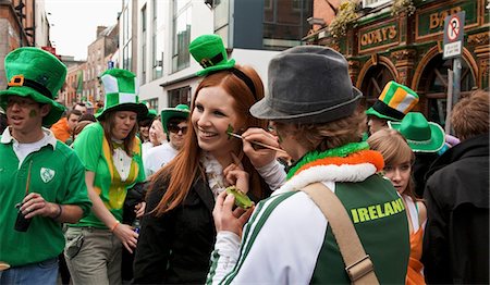 simsearch:832-03641012,k - Dublin, Irland; Eine Frau bekommt ihr Gesicht gemalt für St. Patrick's Day Stockbilder - Lizenzpflichtiges, Bildnummer: 832-03640969
