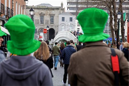 Dublin, Ireland; People Dressed Up In Green Hats Walking Down The Street Foto de stock - Con derechos protegidos, Código: 832-03640962