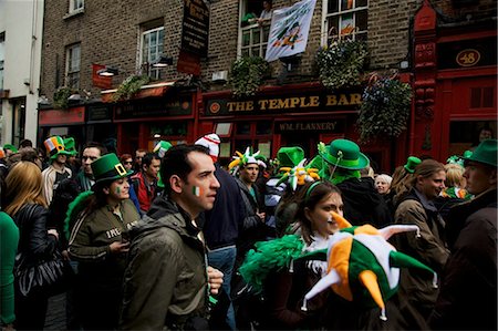 Dublin, Irland; Menschen versammeln sich auf der Straße außerhalb der Temple Bar In der Feier des St. Patrick's Day Stockbilder - Lizenzpflichtiges, Bildnummer: 832-03640976