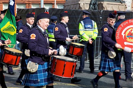 parade dublin - Dublin, Irlande ; Les cornemuses de Dublin pompiers comme ils descendent la rue o ' Connell, jouer de la batterie Photographie de stock - Rights-Managed, Code: 832-03640985