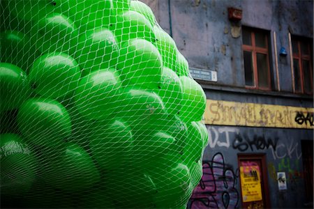 Dublin, Irland; Ein großes Bündel von grün Ballons von einem Gebäude In Graffiti bedeckt Stockbilder - Lizenzpflichtiges, Bildnummer: 832-03641019