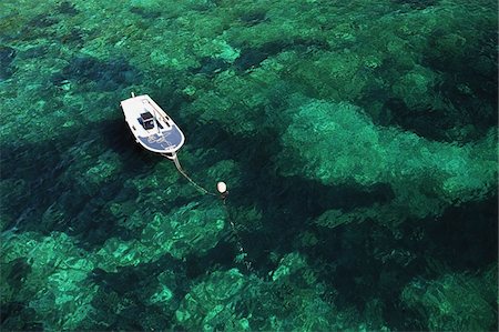 Bateau amarré en mer verte Photographie de stock - Rights-Managed, Code: 832-03724008