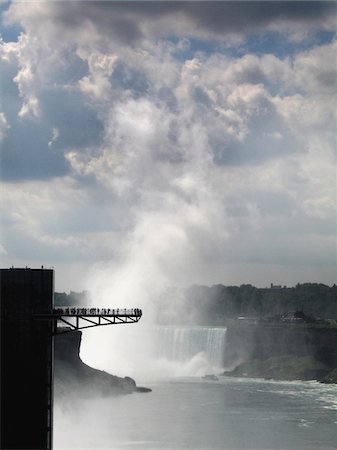 Touristen stehen auf der Plattform bei Niagara Falls anzeigen Stockbilder - Lizenzpflichtiges, Bildnummer: 832-03724003