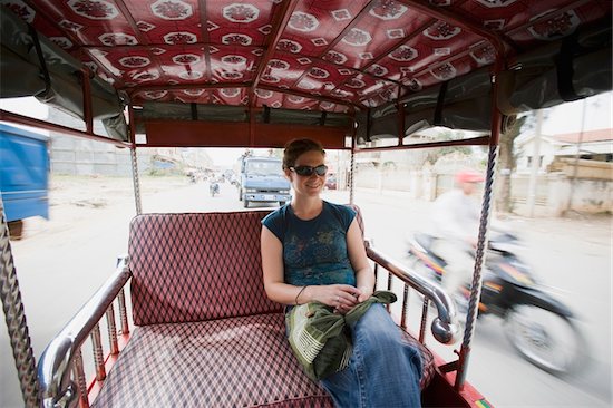 Young woman riding in tuk-tuk in Phnom Penh, Cambodia. Photographie de stock - Premium Droits Gérés, Artiste: IIC, Le code de l’image : 832-03724054