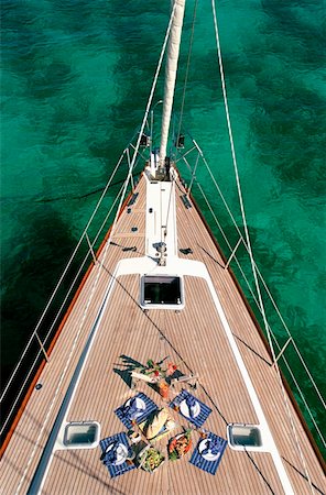 Food set on the deck on a yacht sailing around the Grenadines Foto de stock - Con derechos protegidos, Código: 832-03724073