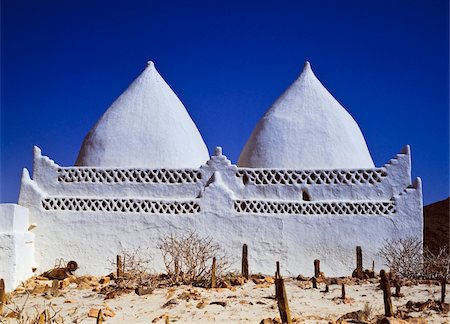 Traditional white tombs at Oman. Foto de stock - Direito Controlado, Número: 832-03724144