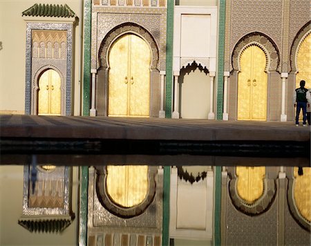 simsearch:862-03731838,k - Man standing by pool, reflection of building in water, Dar el-Makhzen Stock Photo - Rights-Managed, Code: 832-03724224