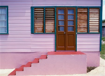 Pink wooden house Foto de stock - Con derechos protegidos, Código: 832-03724230