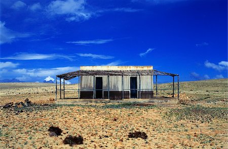 Abandoned shack in the desert Foto de stock - Con derechos protegidos, Código: 832-03724242