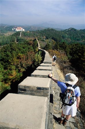 summer palace - Hiker on the walls around Summer Palace Foto de stock - Con derechos protegidos, Código: 832-03724254