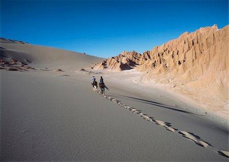 desierto de atacama - Two people horse riding in Valle de la Muerte Foto de stock - Con derechos protegidos, Código: 832-03724255