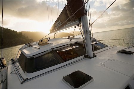 Sailboat at sunset off Whitsunday Islands Foto de stock - Con derechos protegidos, Código: 832-03724305