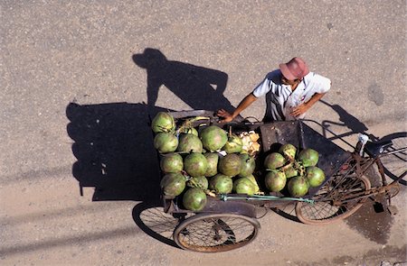 pancarte vendu - Vendeur de noix de coco dans la rue Photographie de stock - Rights-Managed, Code: 832-03724427