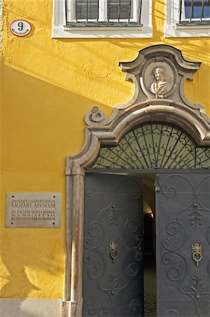 placa - Doorway at Mozart's Birthplace Foto de stock - Direito Controlado, Número: 832-03724434