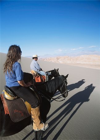 san pedro de atacama - Couple horse riding in Valle de la Muerte Foto de stock - Con derechos protegidos, Código: 832-03724477