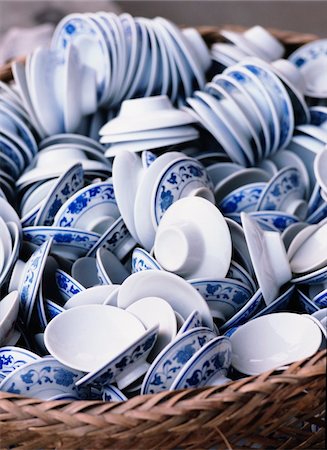 Lids & saucers of tea cups in straw basket in tea house, Bamboo Park Foto de stock - Direito Controlado, Número: 832-03724498