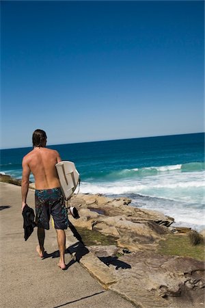 simsearch:862-03820168,k - Mâle surfeur marche entre la plage de Bondi et de Bronte Beach Photographie de stock - Rights-Managed, Code: 832-03724516