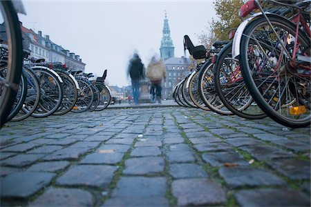 Personnes marchant près de bicyclettes Photographie de stock - Rights-Managed, Code: 832-03724622