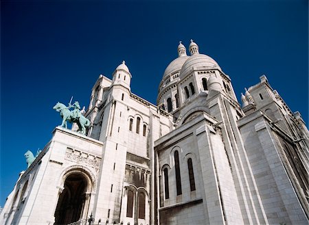 simsearch:859-03839130,k - Sacre Coeur, Low Angle View Fotografie stock - Rights-Managed, Codice: 832-03724649