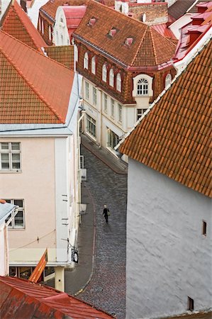 estonia - Une silhouette solitaire marchant dans les rues pavées de Tallinn, vue aérienne Photographie de stock - Rights-Managed, Code: 832-03724667