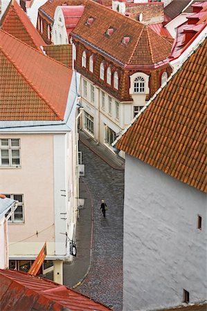 estonian (places and things) - Une silhouette solitaire marchant dans les rues pavées de Tallinn, vue aérienne Photographie de stock - Rights-Managed, Code: 832-03724667