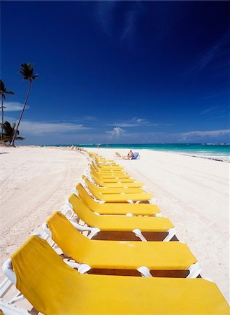 simsearch:832-03724058,k - Line of empty yellow sun loungers on the beach Foto de stock - Con derechos protegidos, Código: 832-03724697