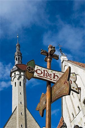 Churches and sign in Tallinn old town Foto de stock - Con derechos protegidos, Código: 832-03724702