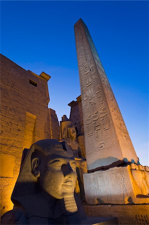 simsearch:832-03724605,k - Large pharaoh's head statue and obelisk Foto de stock - Con derechos protegidos, Código: 832-03724728