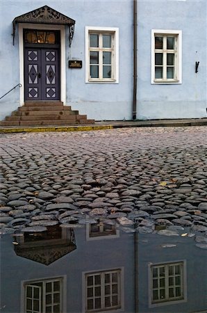 estonian (places and things) - Bâtiment et la rue pavée Photographie de stock - Rights-Managed, Code: 832-03724720