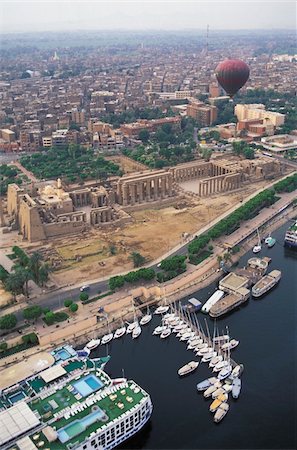 simsearch:700-03446003,k - Hot air balloon over Luxor Foto de stock - Con derechos protegidos, Código: 832-03724763