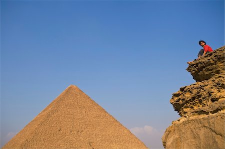 Femme sur l'éperon rocheux surplombant les pyramides Photographie de stock - Rights-Managed, Code: 832-03724825