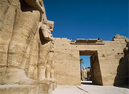 Regardant à travers la petite cour du Temple de Ramsès 3ème au parvis du Temple d'Amon Photographie de stock - Rights-Managed, Code: 832-03724828