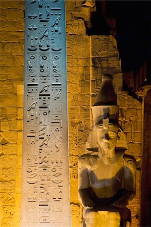 Détail de l'entrée au Temple de Louxor avec l'Obélisque et le colosse de Ramsès II au crépuscule Photographie de stock - Rights-Managed, Code: 832-03724860