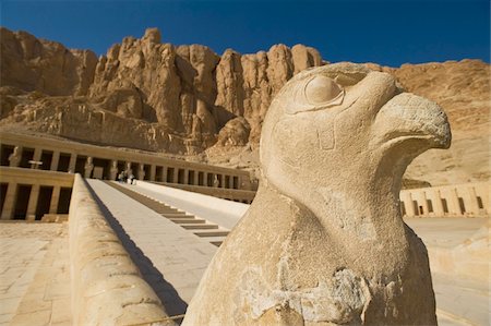 Falcon statue flanking stairway to Mortuary Temple of Hatshepsut or Deir el-Bahri Foto de stock - Con derechos protegidos, Código: 832-03724885