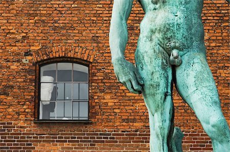 penis day - Statue de David à l'extérieur d'une galerie de front de mer Photographie de stock - Rights-Managed, Code: 832-03724904