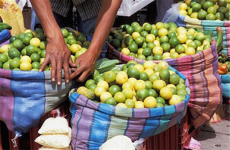 Citrons et citrons verts sur le marché local Photographie de stock - Rights-Managed, Code: 832-03724943