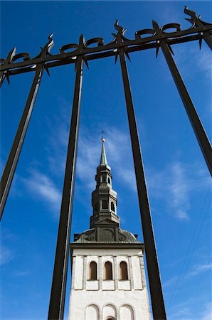 estonian (places and things) - Niguliste Church and iron gate Foto de stock - Con derechos protegidos, Código: 832-03724970