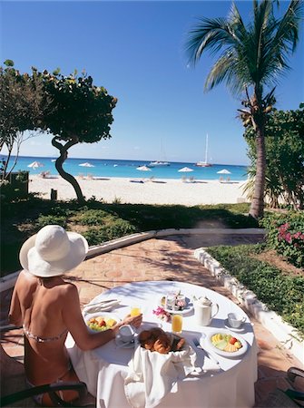 simsearch:832-03724416,k - Femelle touristiques manger le petit déjeuner à l'extérieur sur la plage Photographie de stock - Rights-Managed, Code: 832-03723691