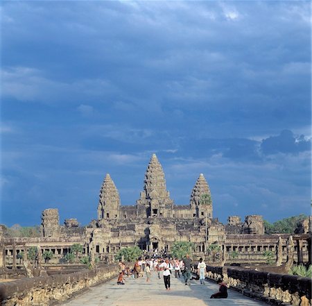 Tourists outside Angkor Wat Foto de stock - Con derechos protegidos, Código: 832-03723746