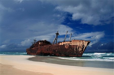 Shipwreck on a white sand beach Foto de stock - Con derechos protegidos, Código: 832-03723740