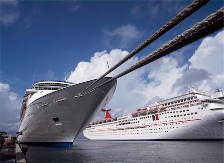 Navires de croisière dans le port de Nassau Photographie de stock - Rights-Managed, Code: 832-03723743